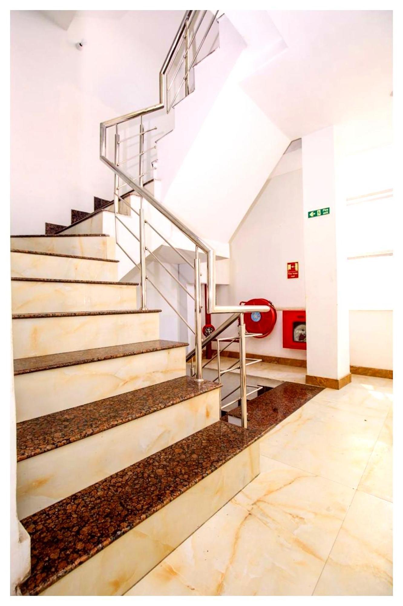 Hotel Premium Travellers # Inn Near Temple - Fully Air Conditioning Hotel - Hygiene And Spacious Room - A Top Rated Luxuary Hotel Merces المظهر الخارجي الصورة