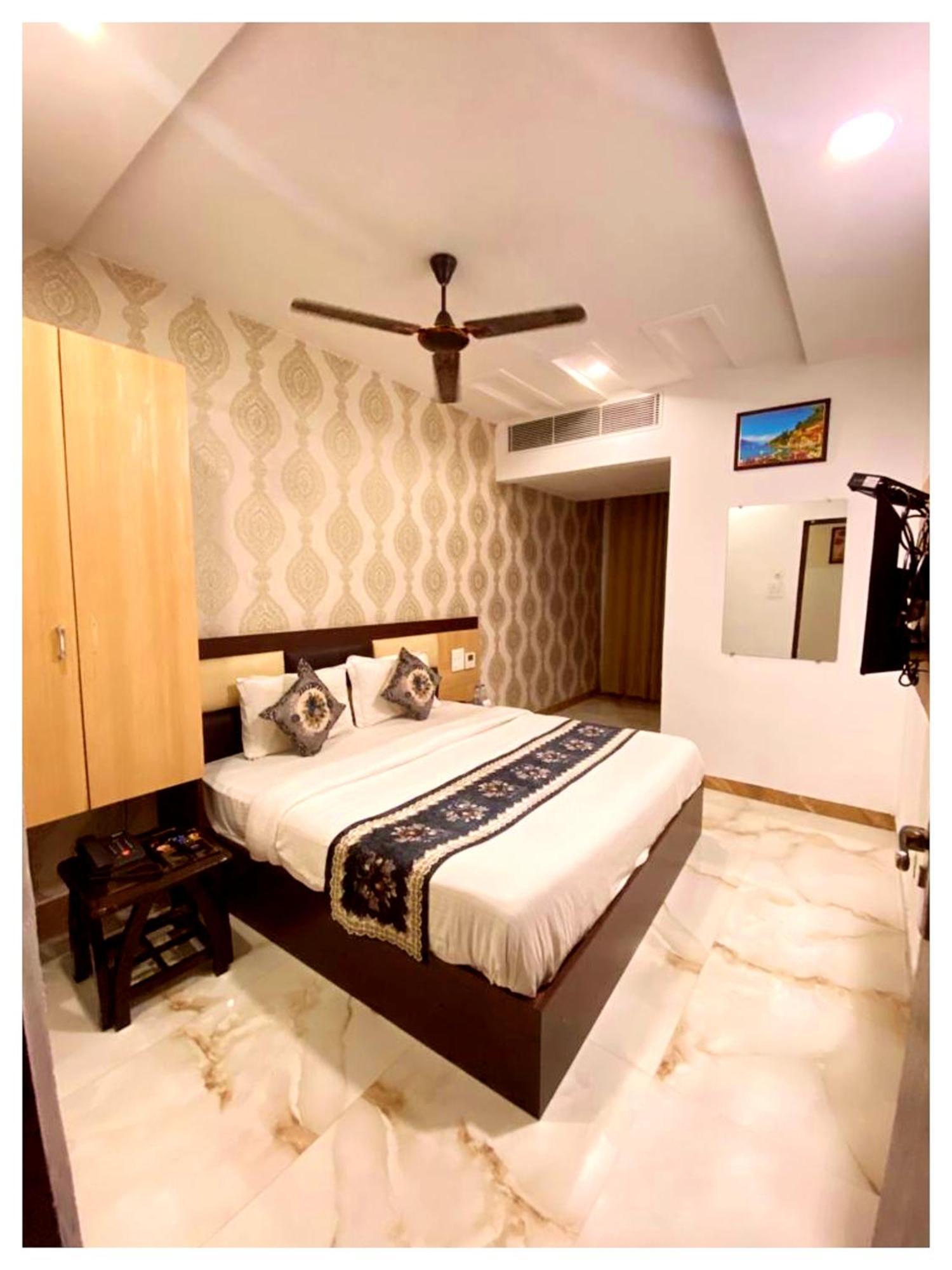 Hotel Premium Travellers # Inn Near Temple - Fully Air Conditioning Hotel - Hygiene And Spacious Room - A Top Rated Luxuary Hotel Merces المظهر الخارجي الصورة