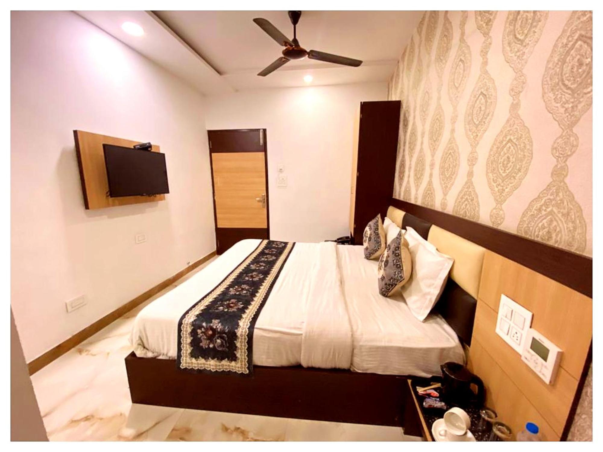 Hotel Premium Travellers # Inn Near Temple - Fully Air Conditioning Hotel - Hygiene And Spacious Room - A Top Rated Luxuary Hotel Merces المظهر الخارجي الصورة